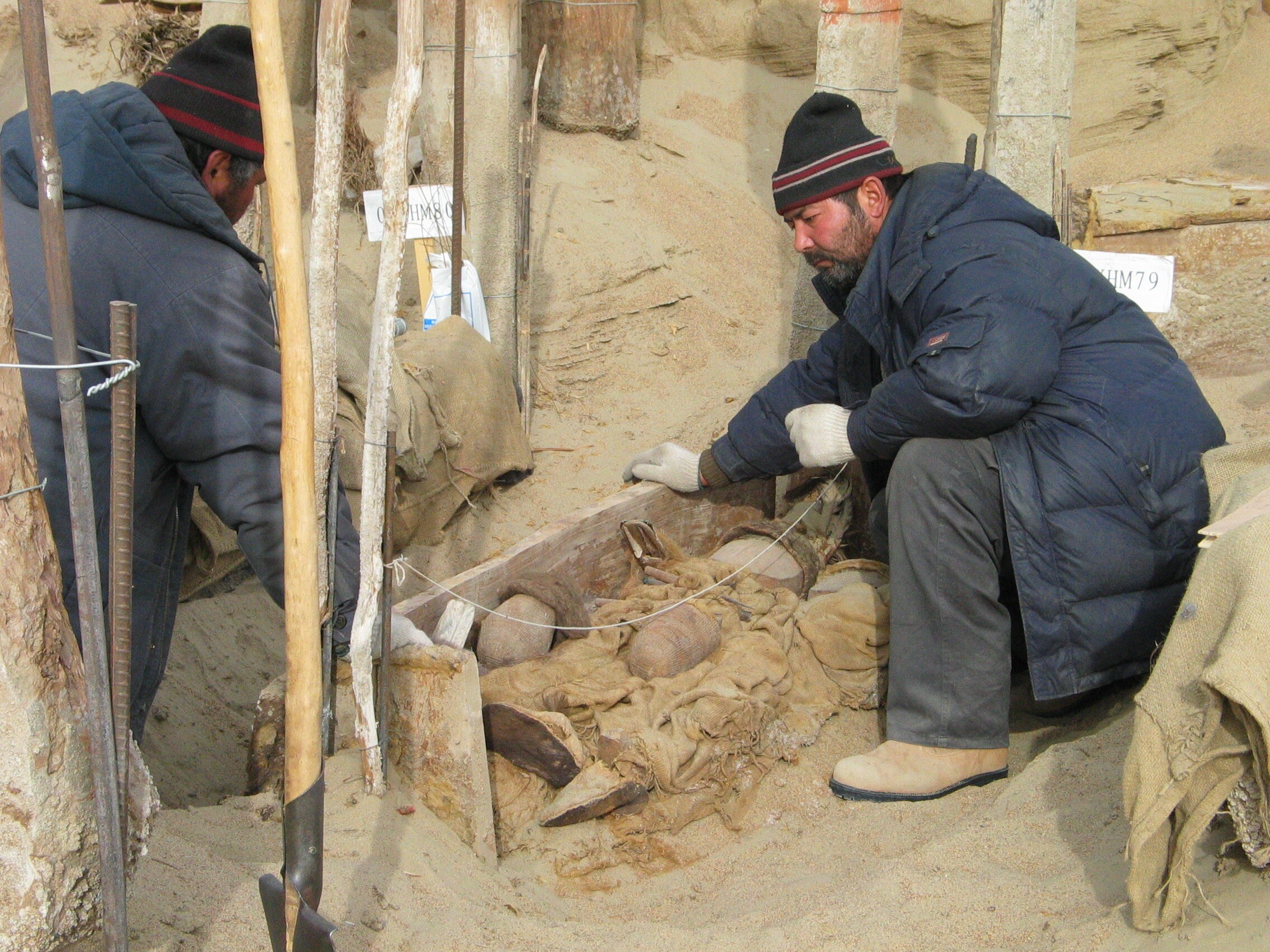 Especialistas escavam cemitério em Xiaohe, onde estão múmias da Idade do Bronze (Foto: Wenying Li, Xinjiang Institute of Cultural Relics and Archaeology)