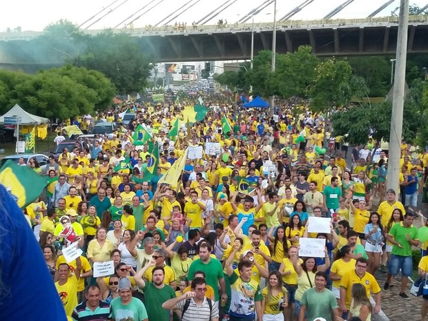 Ato contra o governo Dilma reuniu milhares de pessoas na Avenida Raul Lopes em Teresina (Foto: Ellyo Teixeira/G1)