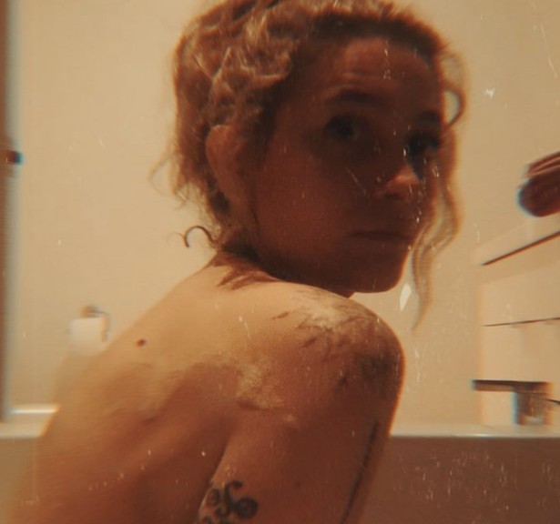 Paris Jackson em seu banho durante a madrugada para aliviar dor nas costas (Foto: Instagram)