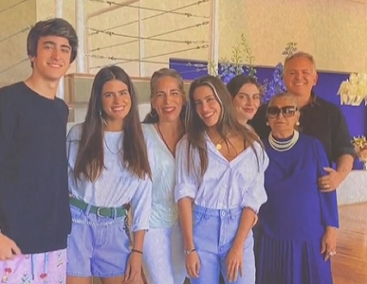 Gloria Pires entre Bento, Ana, Antonia, Cleo, Orlando e Odícia (Foto: Reprodução/Instagram)