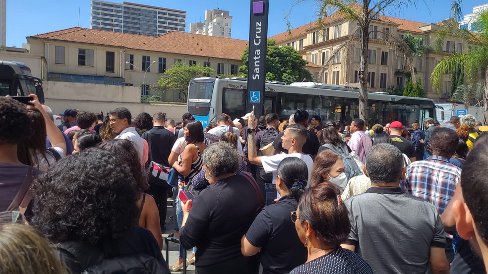 Passageiros aguardam ônibus da operação Paese na estação Santa Cruz — Foto: Hermínio Bernardo/TV Globo