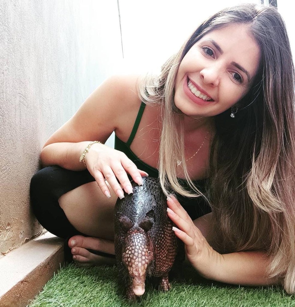 Fisioterapeuta Joisyany Ceber Anselmi ajudou a salvar tatu — Foto: Joisyany Ceber Anselmi/Cedida