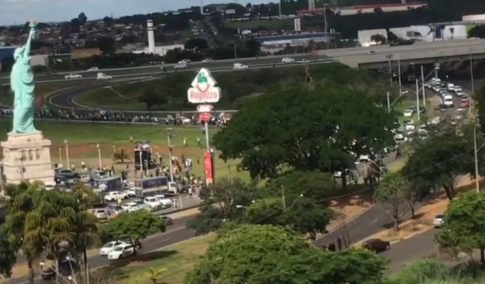 Manifestantes fazem protesto pela reabertura do comércio e por mais leitos em Bauru — Foto: Arquivo pessoal