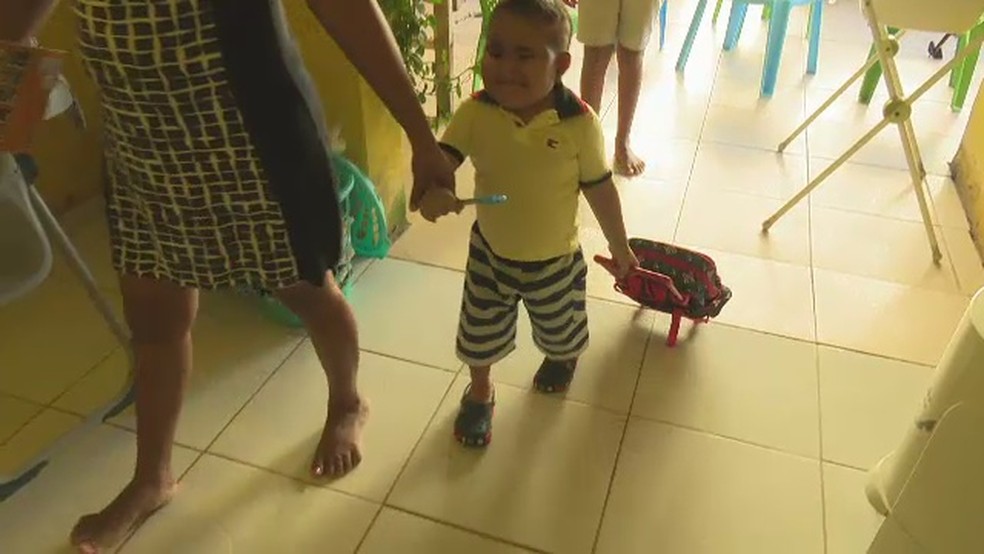 Pais compraram mochila, material escolar e dão aulas e até passam lições para Thiago que foi diagnosticado com câncer e sonha em ir à escola (Foto: Reprodução/Rede Amazônica Acre)