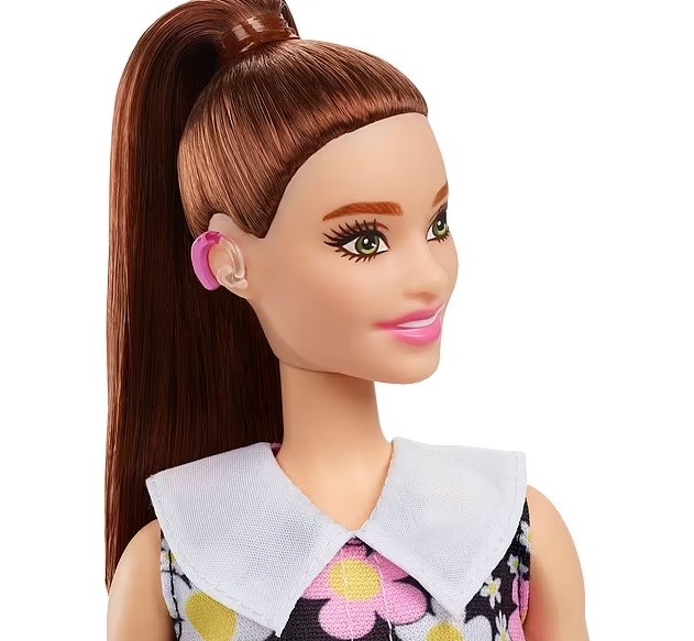 A ideia é que a Barbie ajude as crianças com deficiência a se sentirem representadas (Foto: Reprodução/ Daily Mail)