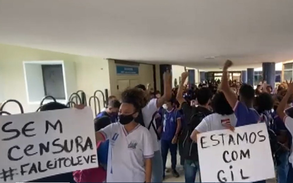 Estudantes protestam em apoio a professora que foi convocada a prestar depoimento após aula em Salvador — Foto: Reprodução/TV Bahia