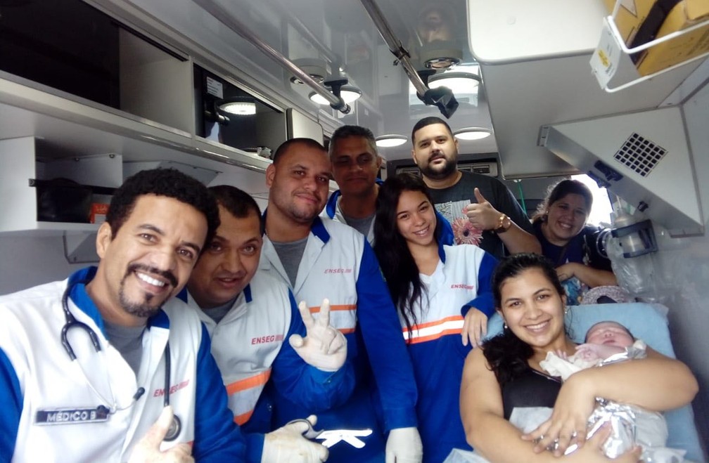 Equipe de médicos da Ponte Rio-Niterói finalizaram o parto da pequena Mariah (Foto: Reprodução / Arquivo Pessoal)