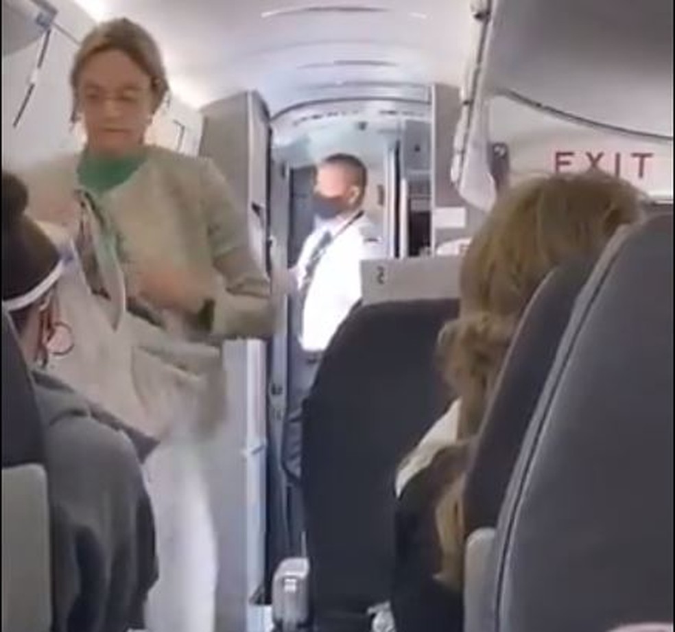 Mulher expulsa de aeronave nos EUA por se recusar a usar máscara — Foto: Reprodução