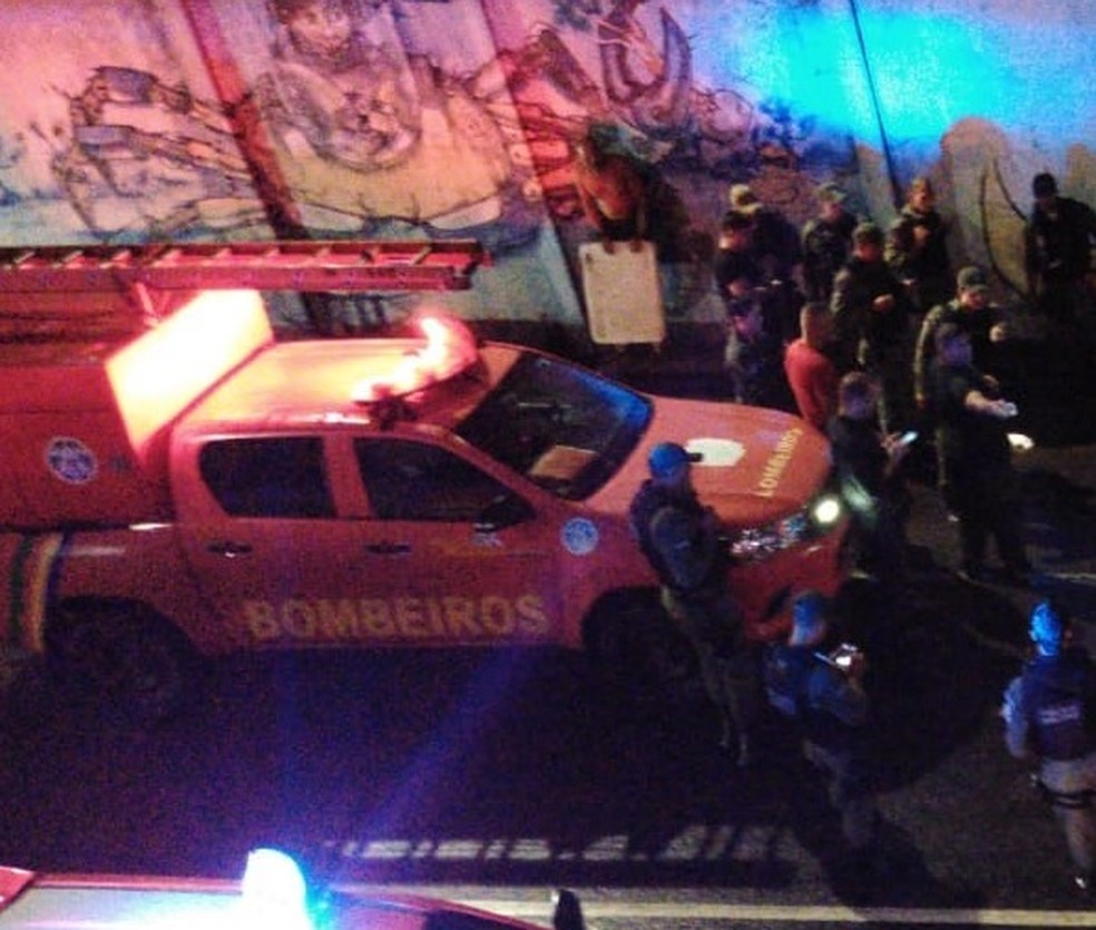 Bombeiros enviaram equipe para resgatar mulheres que estavam em carro que entrou em túnel alagado, na Zona Sul do Recife  — Foto: Reprodução/WhatsApp