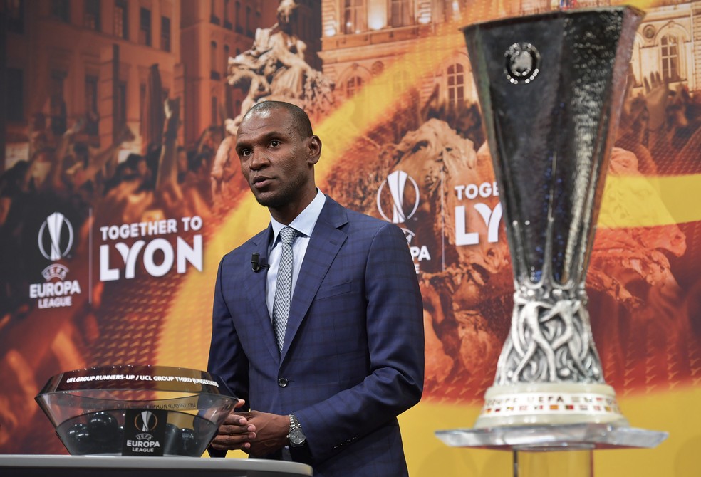 Abidal foi o responsável por retirar as bolinhas e definir os confrontos (Foto: AFP)