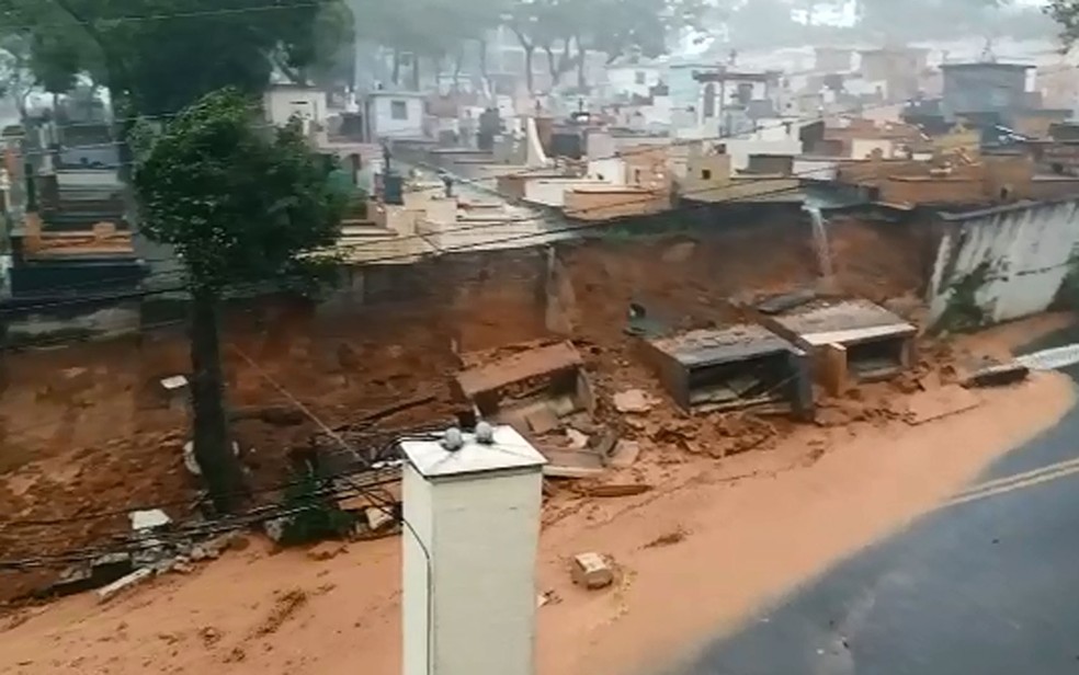 Muro de cemit&eacute;rio desaba durante chuva em Santo Andr&eacute; &mdash; Foto: Divulga&ccedil;&atilde;o