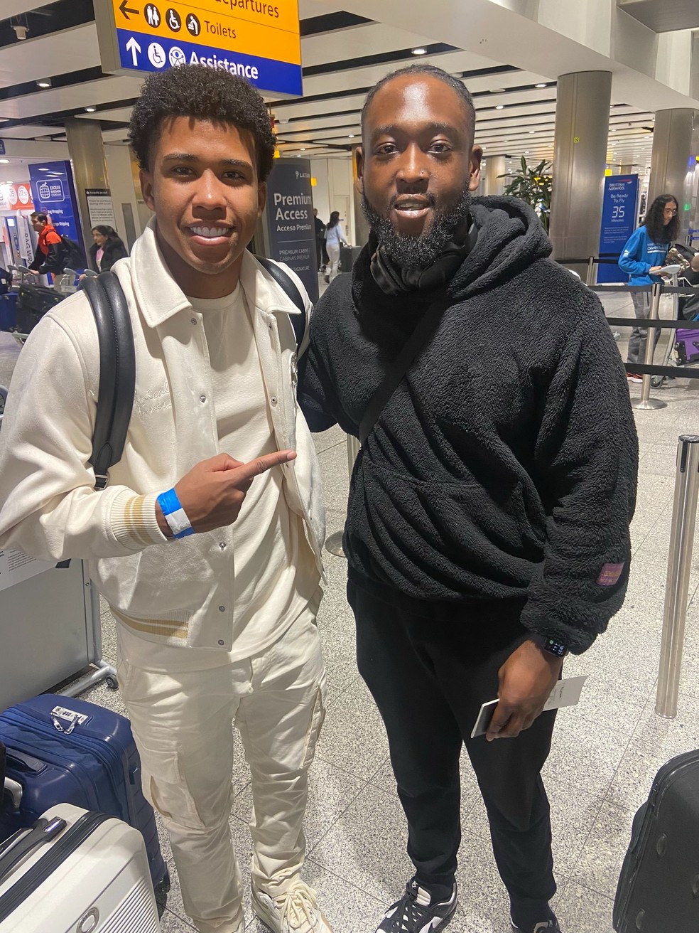 Andrey Santos  tietado por torcedor em aeroporto de Londres  Foto: Reproduo/Instagram