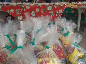 Ação distribuiu cestas básicas para os pacientes (Foto: Divulgação/ Ijoma)