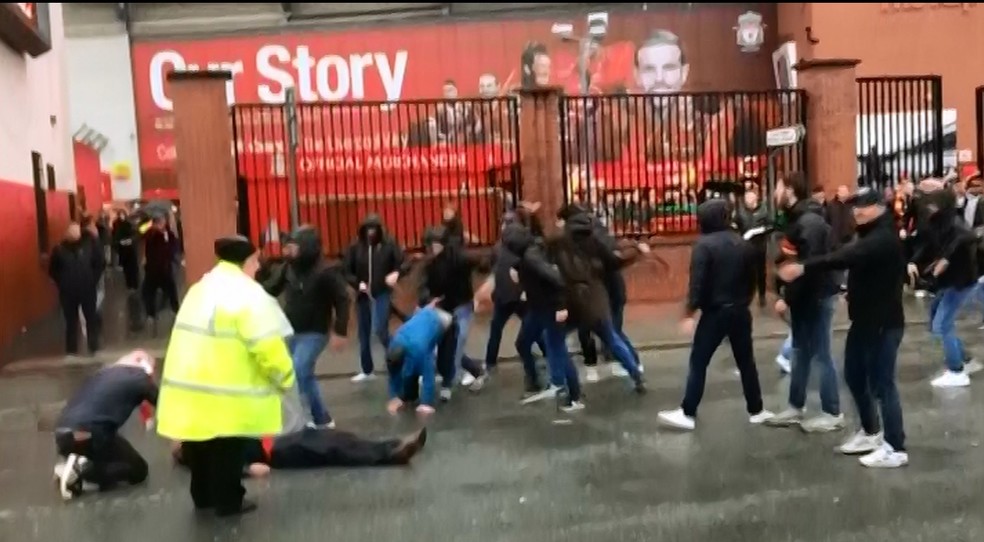 Torcedores da Roma agridem fÃ£s do Liverpool em frente a Anfield, antes de jogo da Liga dos CampeÃµes (Foto: ReproduÃ§Ã£o de vÃ­deo)