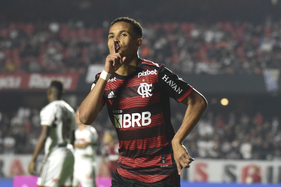 Lázaro Vinicius comemora gol do Flamengo