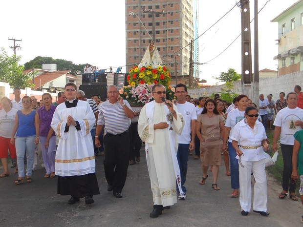 Procissão de Nossa Senhora de Nazaré percorreu ruas do bairro do Pinheiro (Foto: Michelle Farias/G1)