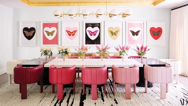 Sala de jantar de Kylie Jenner tem decoração em tons de rosa (Foto: Reprodução Architectural Digest)