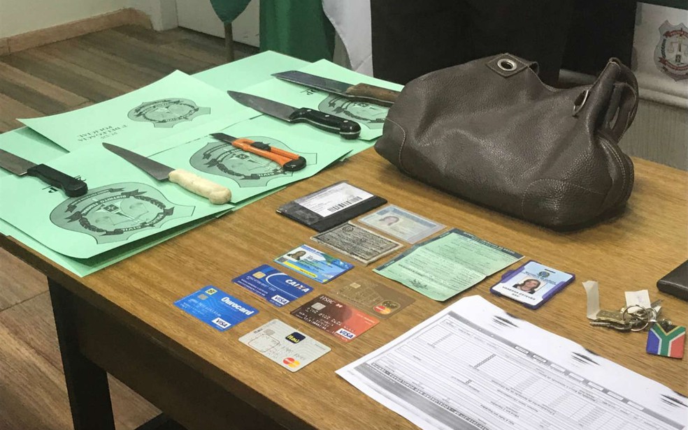 Além das facas usadas pelo grupo, Polícia Civil encontrou bolsa e documentos de servidora morta a facadas (Foto: Letícia Carvalho/G1)