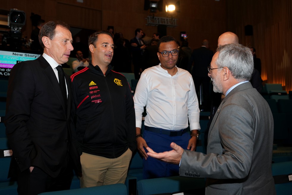 Gabriel Skinner, de agasalho do Flamengo, e Rodrigo Ernesto ao lado de Emilio Butrague&ntilde;o, diretor do Real Madrid &mdash; Foto: Getty Images