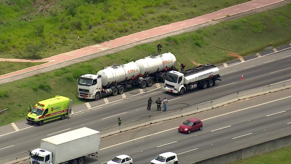 Colisao De Caminhoes Interdita Rodovia Ayrton Senna Em Guarulhos Sao Paulo G1