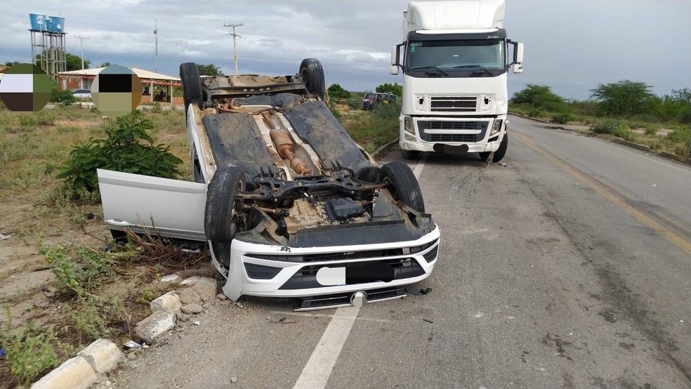 Motorista morre após batida entre o carro e caminhão na BR-116 — Foto: Polícia Rodoviária Federal (PRF)
