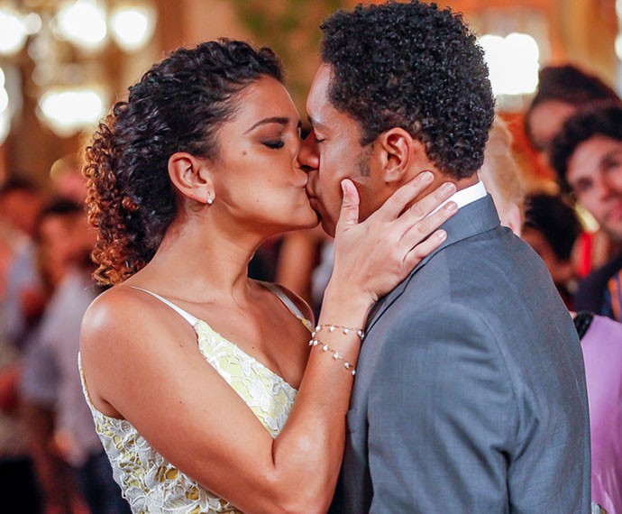 Um beijo apaixonado para comemoram (Foto: Artur Meninea/TV Globo)