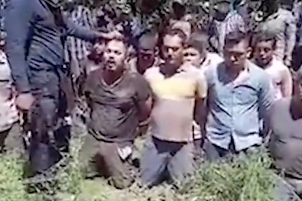 Cena do vídeo chocante que mostra membros de um cartel mexicano alinhando rivais para execução (Foto: Twitter)