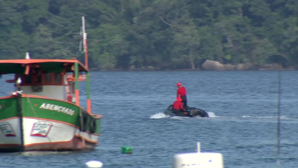 Barcos fazem varredura no mar na altura de Itaguaí, no RJ (Foto: Reprodução/ TV Globo)