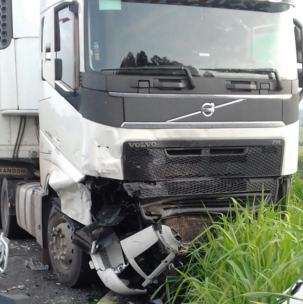 Motorista da picape não resistiu aos ferimentos após o acidente na Rodovia Assis Chateaubriand (SP-425), em Parapuã (Foto: Marcos de Paula Souza/Cedida)