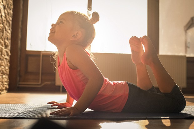 Little girl stretching her body at home. (Foto: Getty Images/iStockphoto)