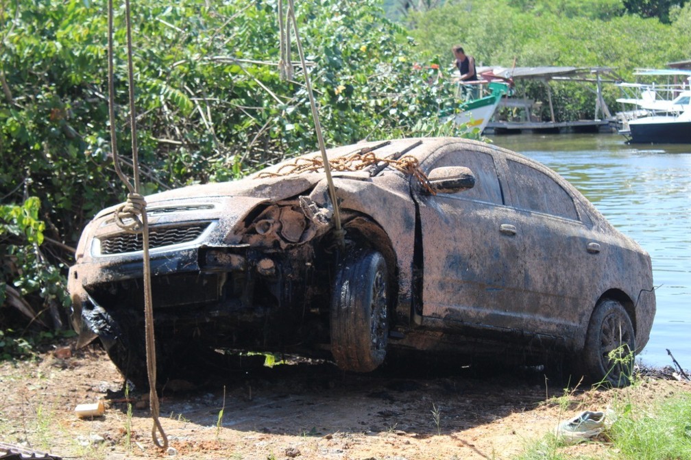 Corpo de empresário desaparecido é encontrado em carro no fundo do Rio Piçarras — Foto: Corpo de Bombeiros/Divulgação