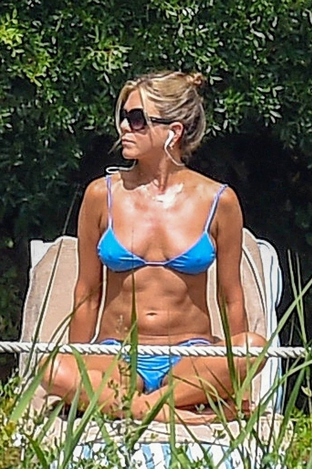 ** RIGHTS: ONLY UNITED STATES, BRAZIL, CANADA ** Portofino, ITALY  - *PREMIUM-EXCLUSIVE*  - Actress Jennifer Aniston shows off her toned bikini body as she is pictured relaxing by the pool in Portofino before filming starts for her new movie 'Murder Myste (Foto: BACKGRID)