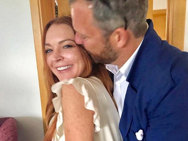 Novo amor? Lindsay Lohan posa com homem misterioso (Foto: Reprodução/Instagram)