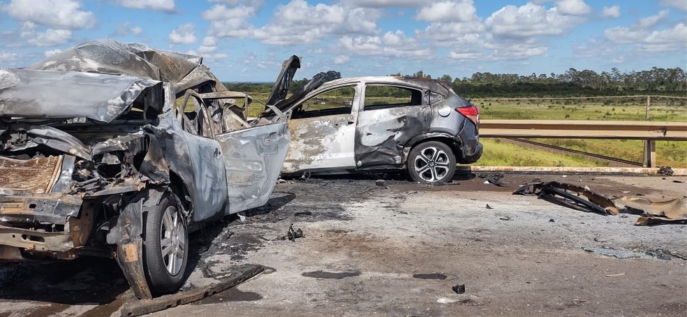 Carros ficaram destruídos — Foto: Vinícius Santana/ Arquivo Pessoal