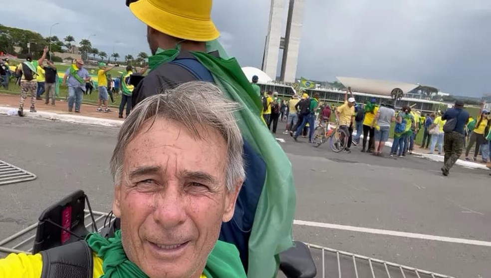 Empresário de Ariquemes, Nereu Mezzomo, na frente de barreiras derrubadas — Foto: Reprodução/WhatsApp