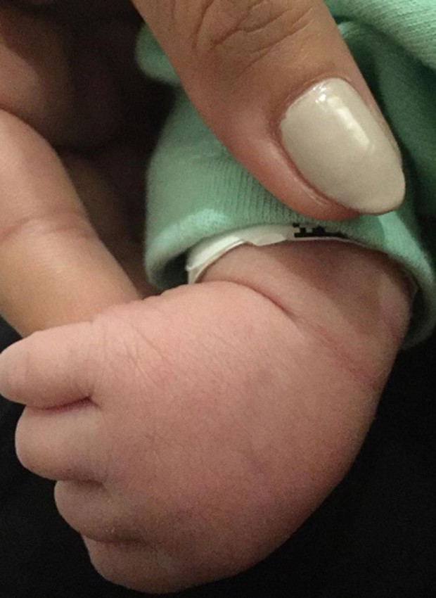 Marina Santa Helena mostra a mãozinha da pequena Teresa (Foto: Reprodução/Instagram)