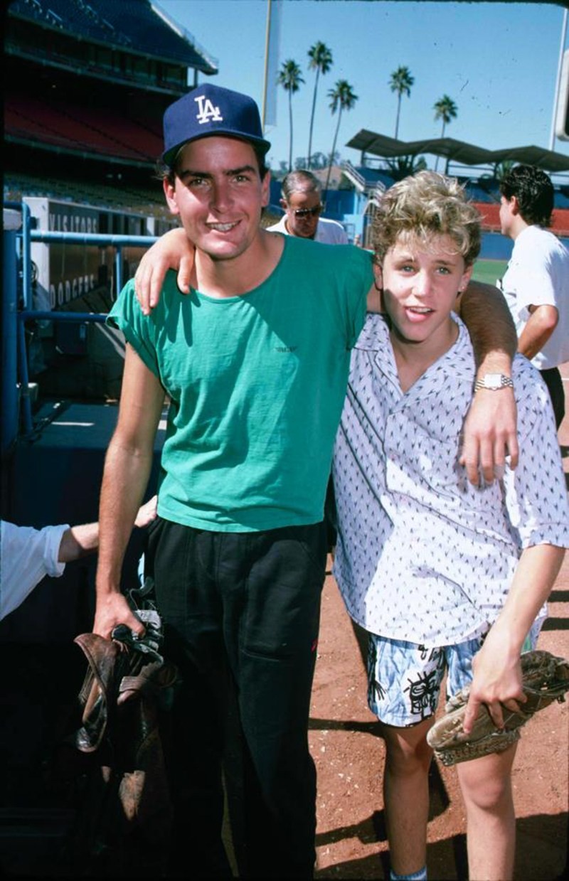 Charlie Sheen e Corey Haim nas gravações de 'A Inocência do Primeiro Amor' (Foto: Reprodução)