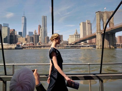 Desfile em barco diante do rio Hudson passa pela Brooklyn Bridge, ícone de Nova York
