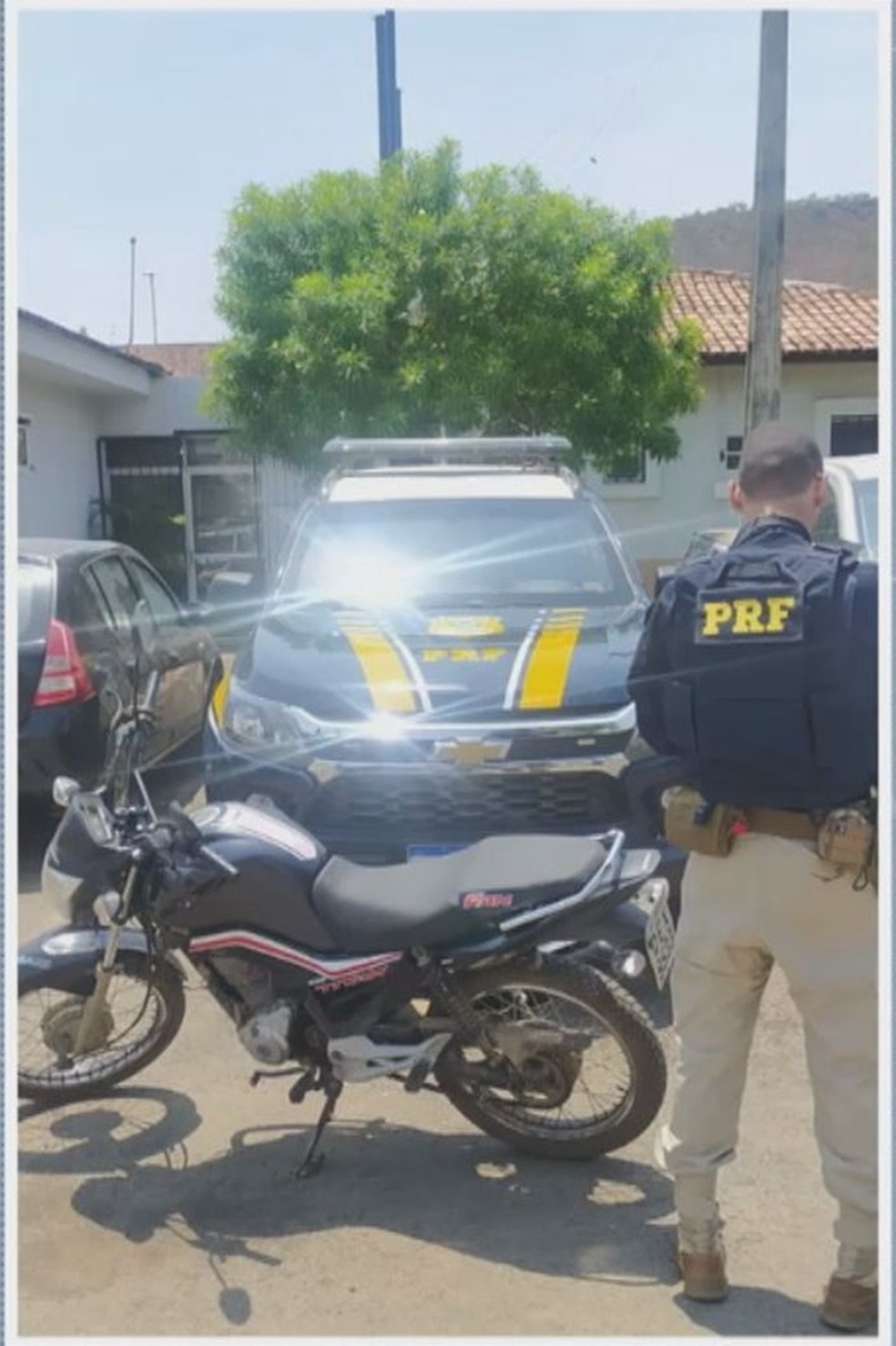 Pai foi preso por receptação de uma moto furtada — Foto: TV Bahia