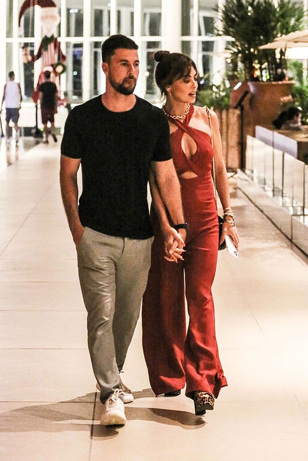 Juliana Paes e marido em shopping no Rio (Foto: Edson Aipim/AgNews)