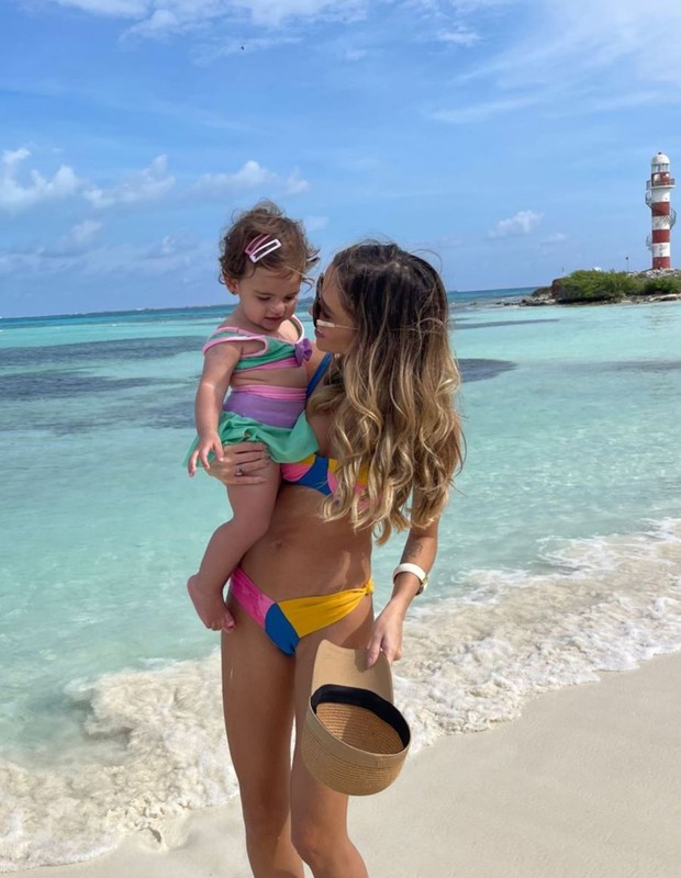 Carol Dias e Kaká vão a praia em Cancún com Esther (Foto: Reprodução/Instagram)