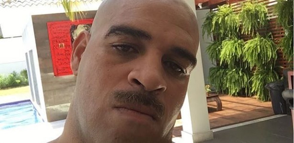 Depois de cortes de cabelo e barba desenhada, Adriano ficou de bigode e bombou na rede com memes (Foto: reprodução)