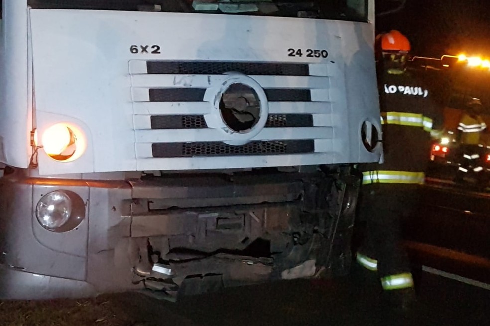 Motorista do caminhão não se feriu no acidente em Jaú  — Foto: Tem Coisas Jaú / Divulgação 
