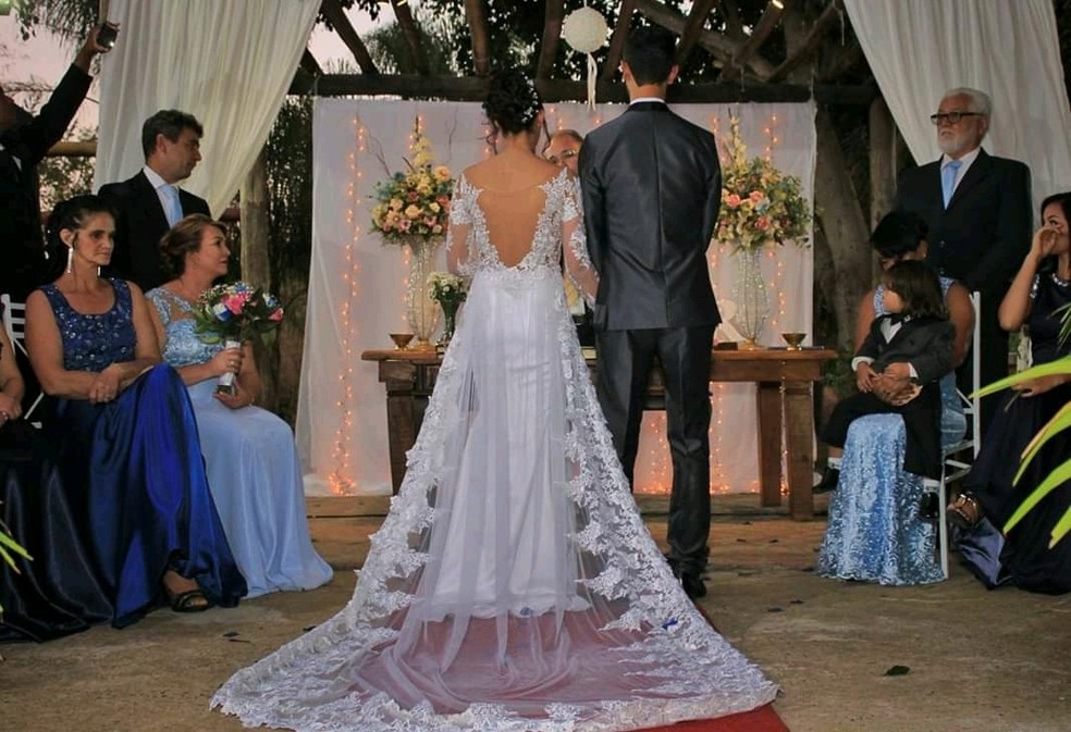 Ideia de produzir os vestidos fez com que a noiva costureira economizasse cerca de R$ 6 mil — Foto: Arquivo pessoal