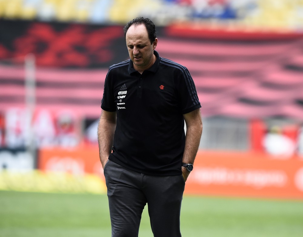 Dirigentes do Flamengo amanhecem na Gávea, e reunião no fim da tarde vai definir situação de Rogério Ceni