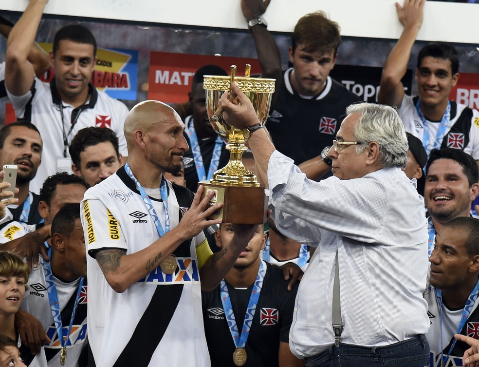 Guiñazu e Eurico Miranda comemoram título carioca do Vasco em 2015 — Foto: André Durão/GloboEsporte.com