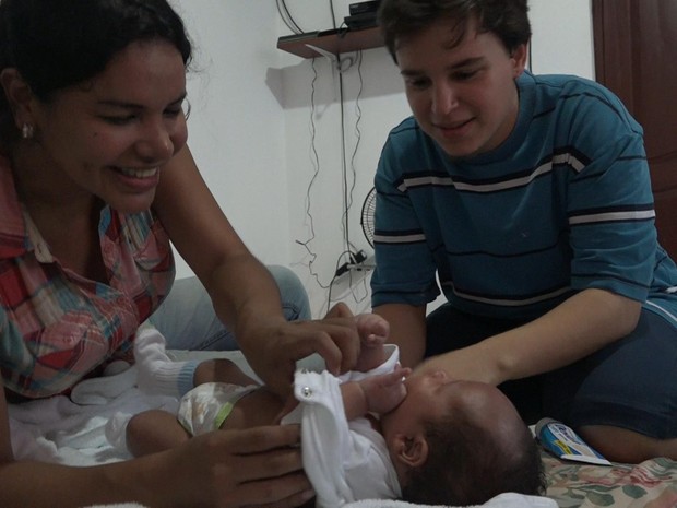 É amor de outro mundo', diz pai trans após dar à luz a primeira