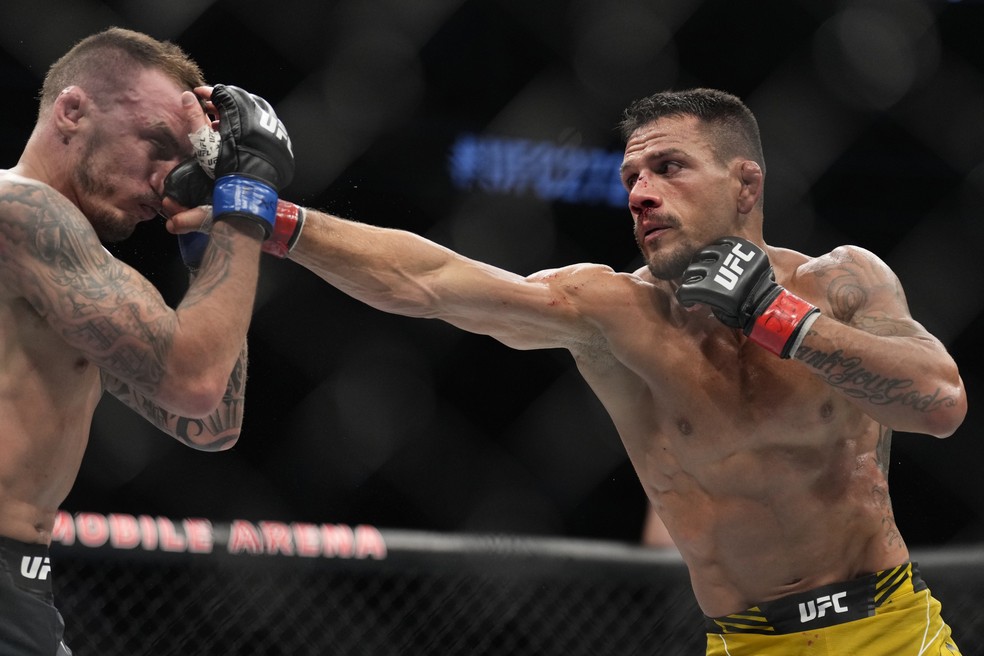 Rafael dos Anjos chegou a 31 lutas no UFC — Foto: Getty Images