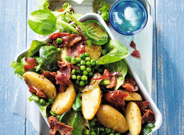 Salada com batatas, ervilhas e bacon (Foto: StockFood / Gallo Images Pty Ltd.)
