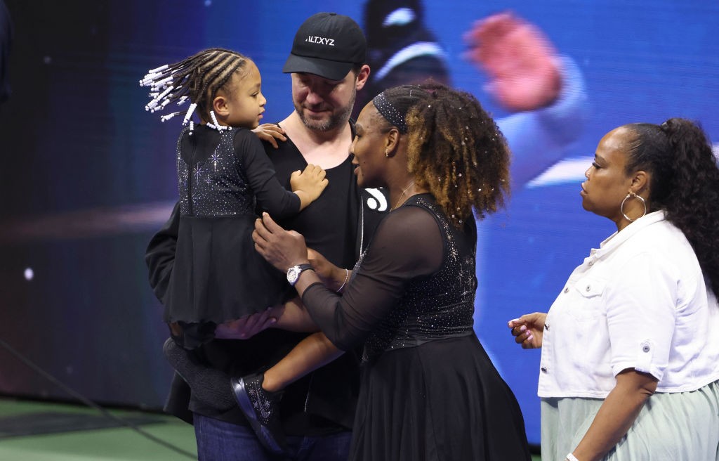 NEW YORK, NY - AUGUST 29: Serena Williams of USA with husband Alexis Ohanian and their daughter Olympia Ohanian Jr during the ceremony honoring her career following her first round win on day 1 of the US Open 2022, 4th Grand Slam event of the season at th (Foto: Getty Images)